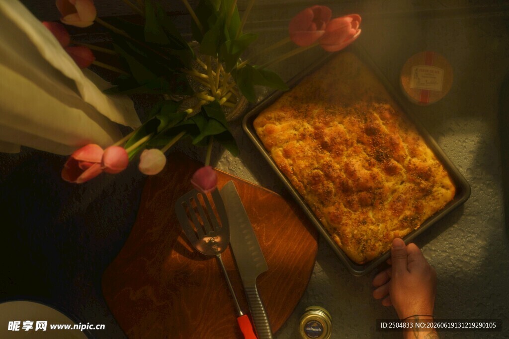 美味佳肴与鲜花相伴