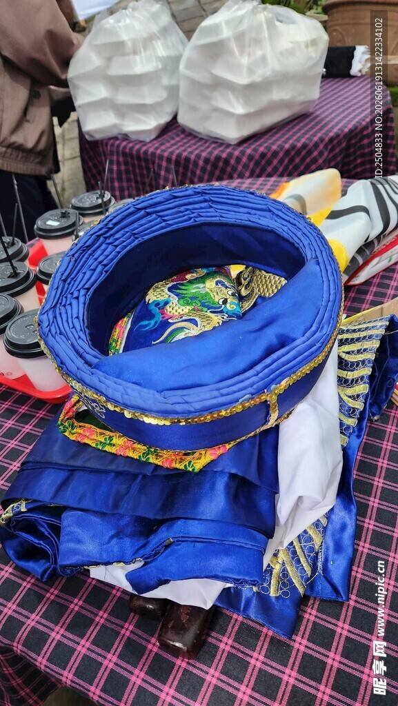 多彩玩具堆放在蓝色容器中