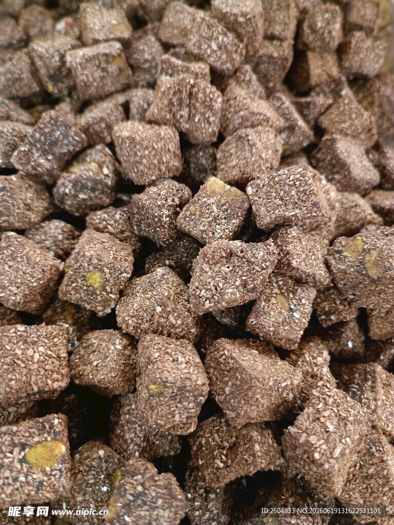 褐色颗粒状宠物粮