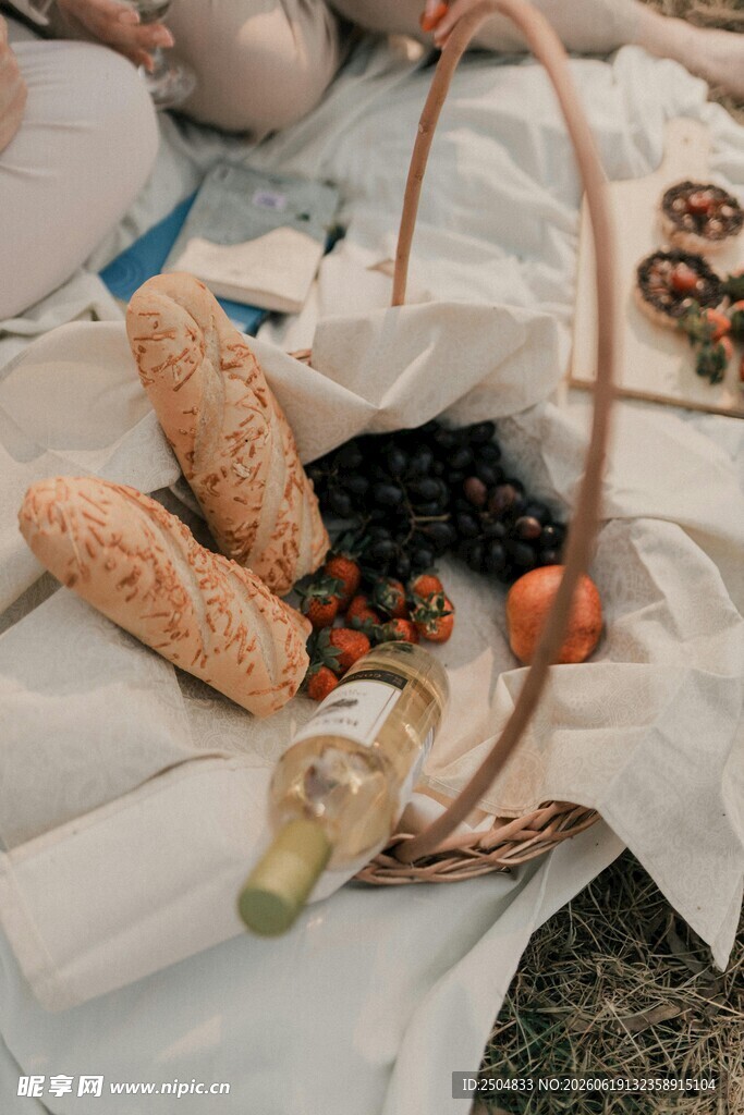 户外野餐美食布置场景