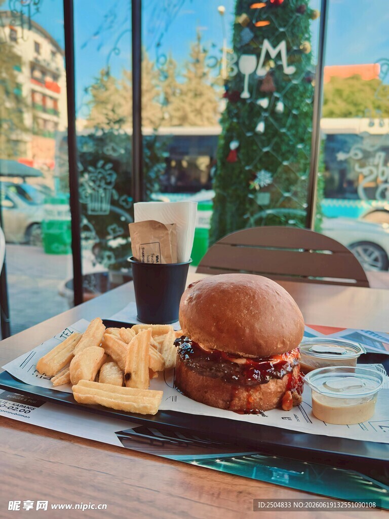 美味汉堡套餐配饮品