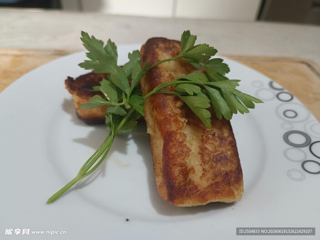 欧芹装饰的美味烤肠