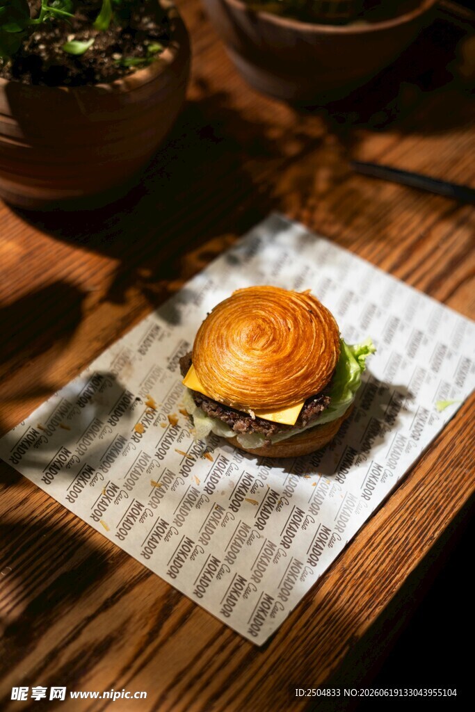 美味牛肉汉堡置于木桌