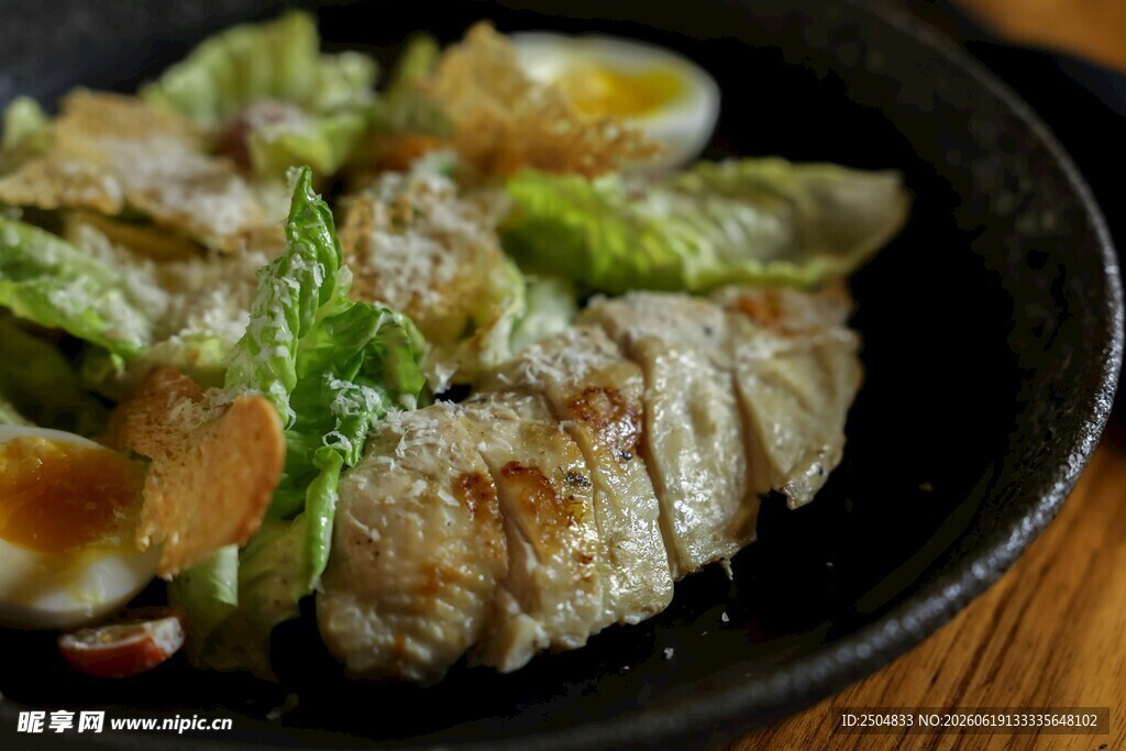 香煎鸡肉配蔬菜沙拉