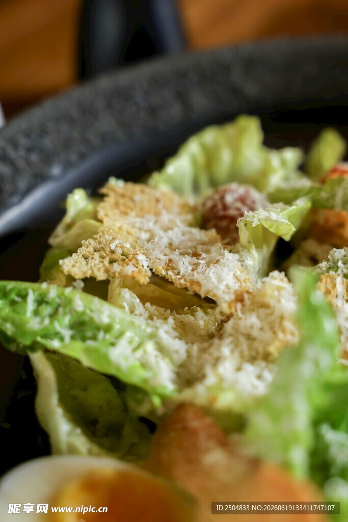 美味生菜沙拉搭配酥脆食材