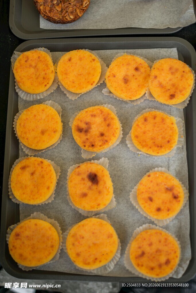 烤盘上的美味芝士南瓜饼