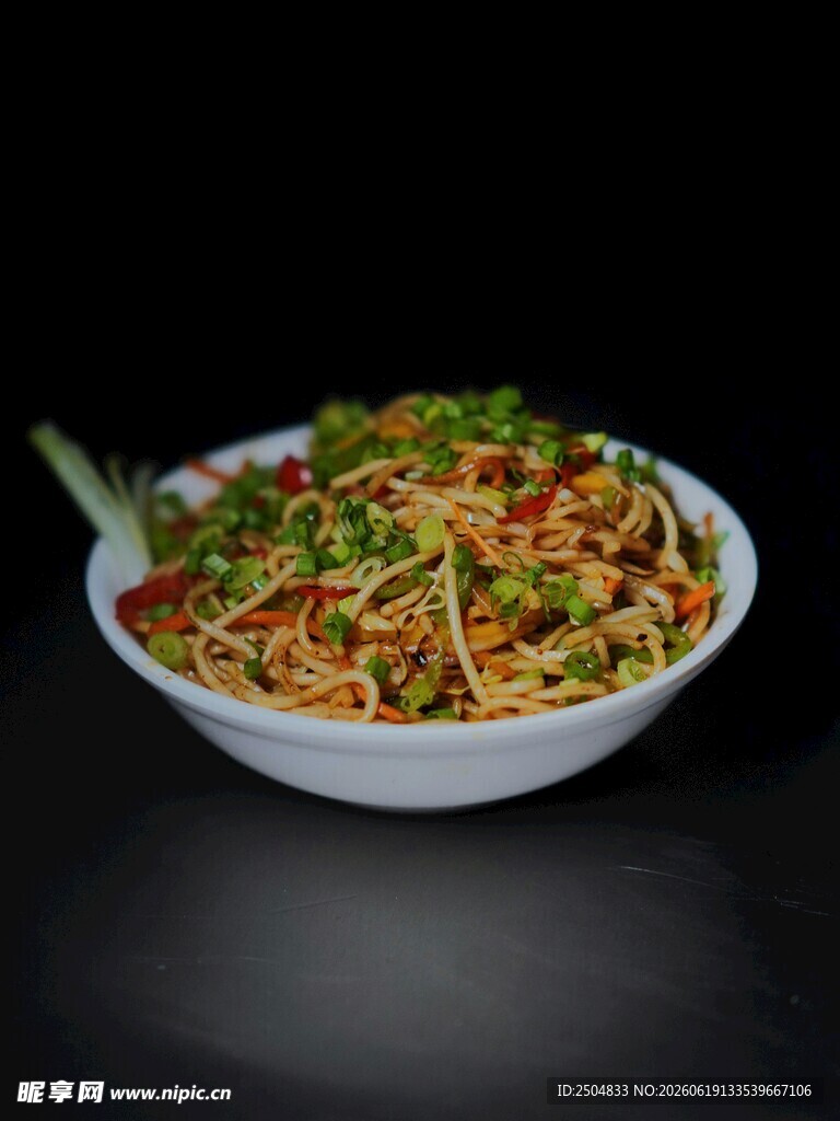 炒面 面条 蔬菜 调料 美食