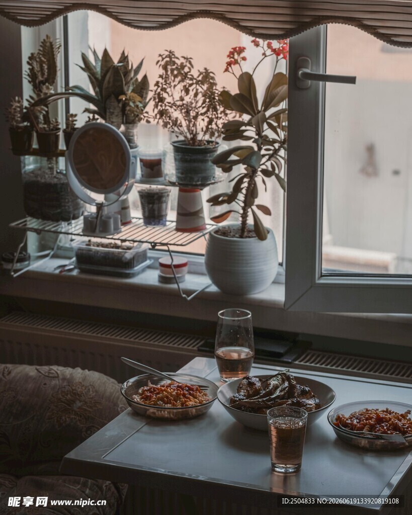 窗边温馨小食场景