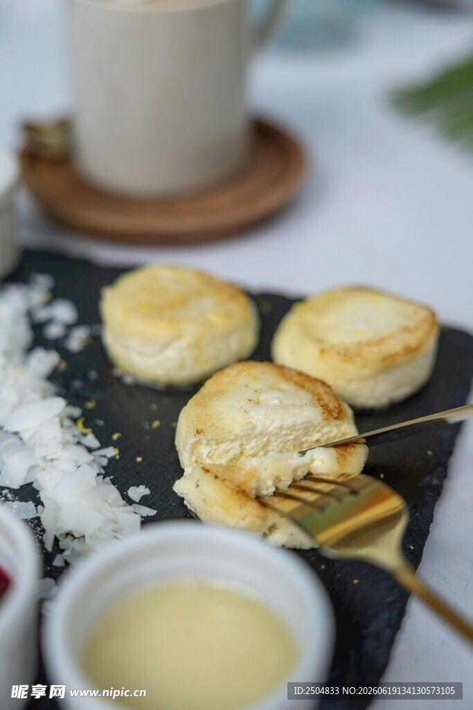 美味松饼搭配蘸料