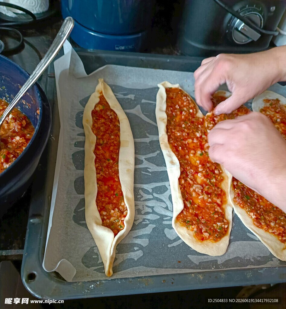自制美味长条披萨制作中