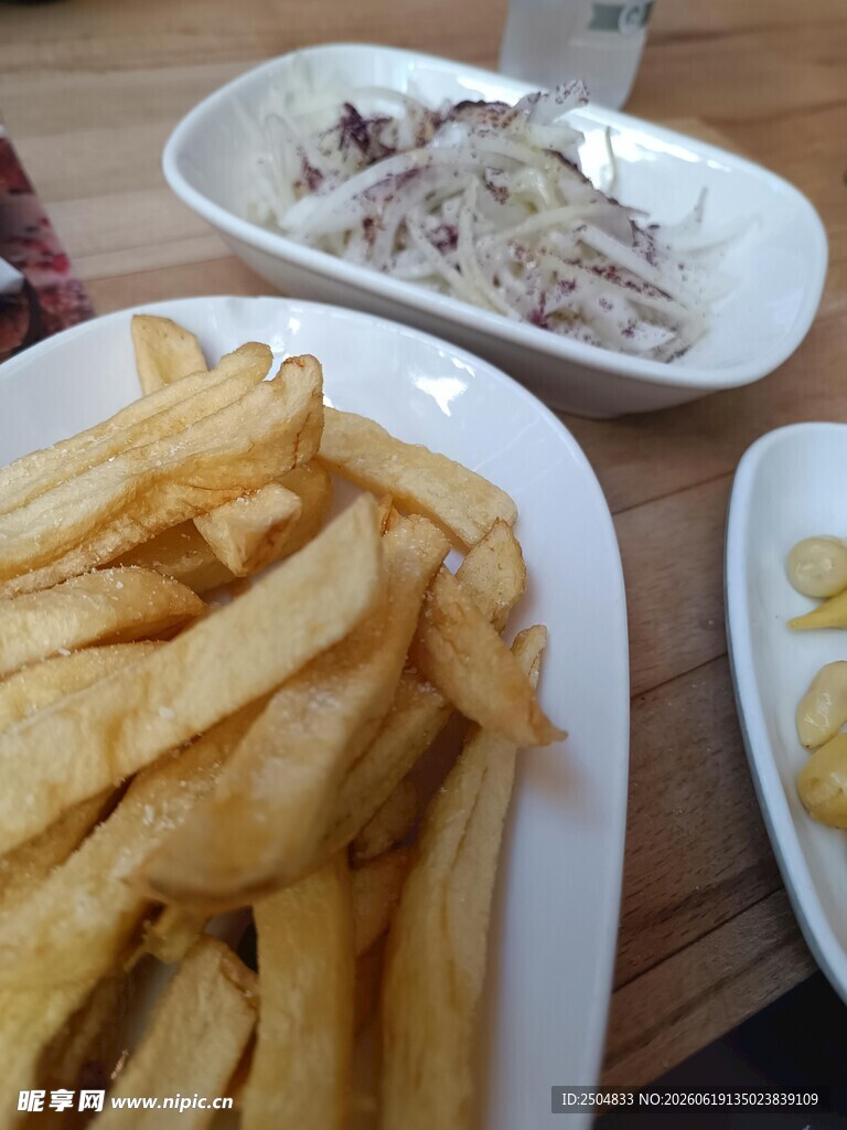 美味薯条与凉拌菜组合