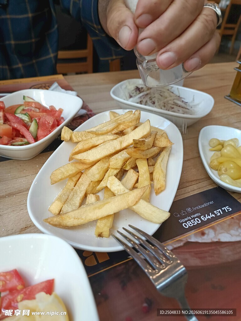 美味薯条搭配多样小菜
