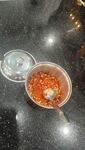 碗中橙色食物配金属勺