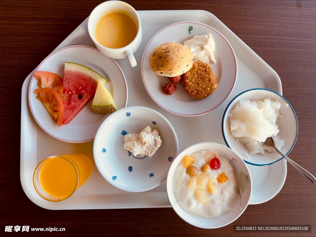 丰盛早餐托盘美食组合