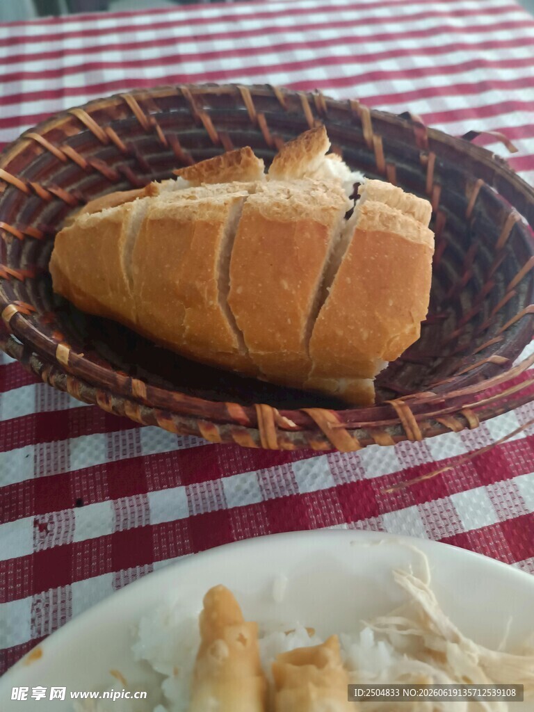 篮子里的切片面包