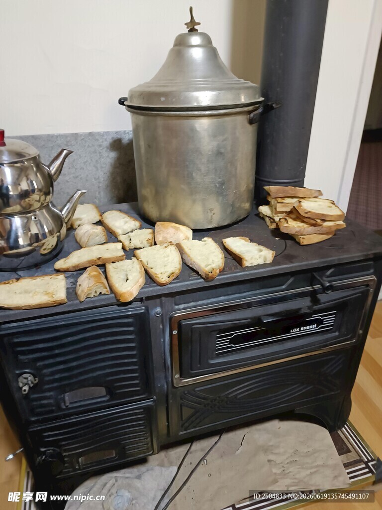 老式炉灶上的面包与炊具