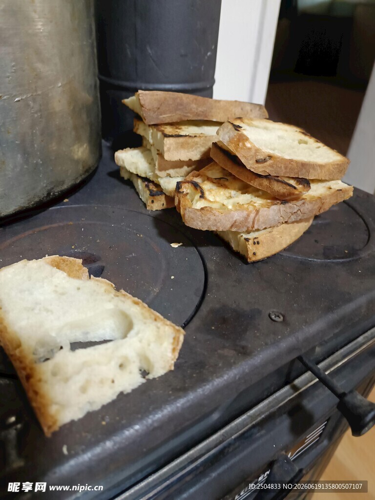 炉灶上的面包片