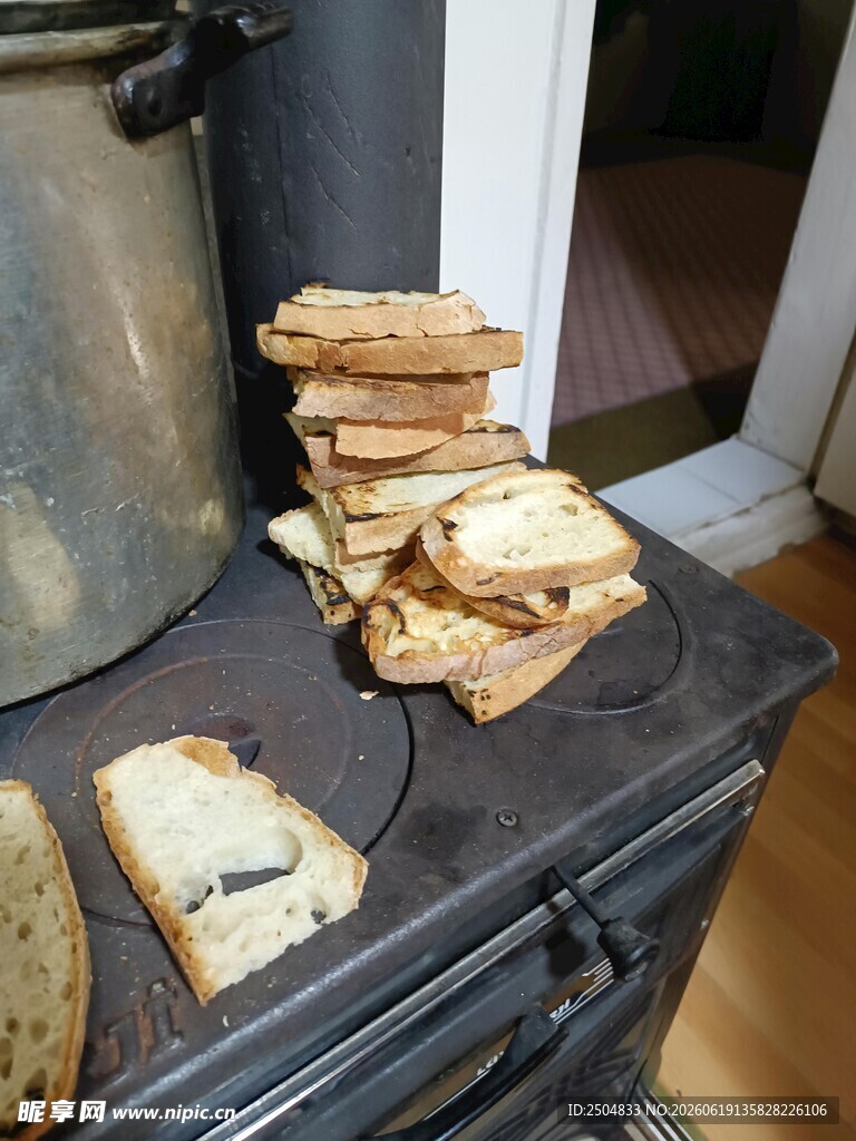 老式炉灶上的堆叠面包片