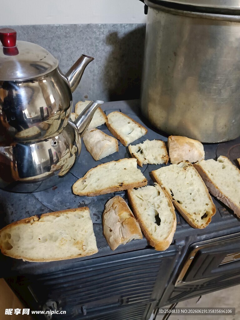 烤面包片与银质茶具