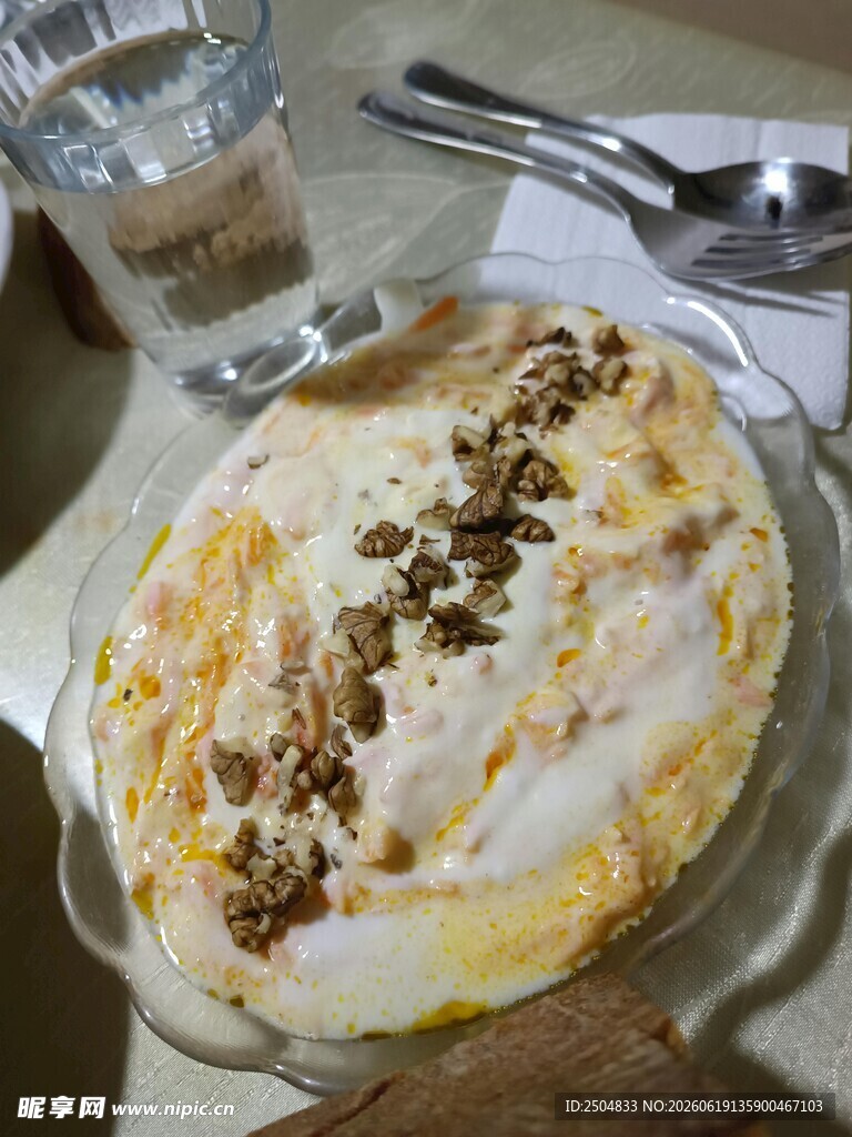 美味百香果酸奶配坚果