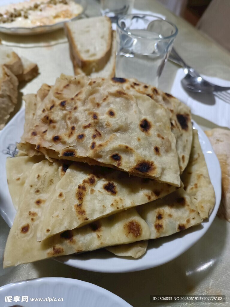 美味烙饼摆放在盘中