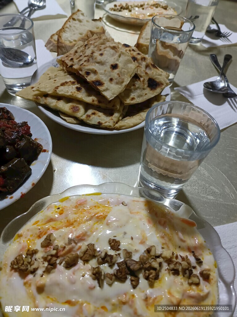 丰盛多样的特色美食拼盘