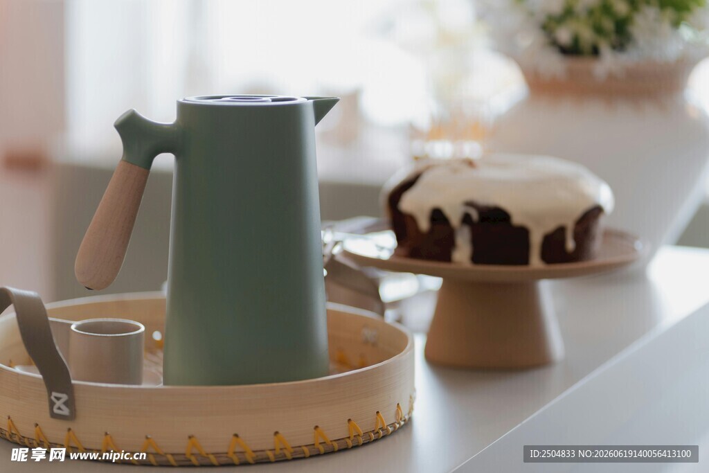 简约茶具与点心的温馨组合