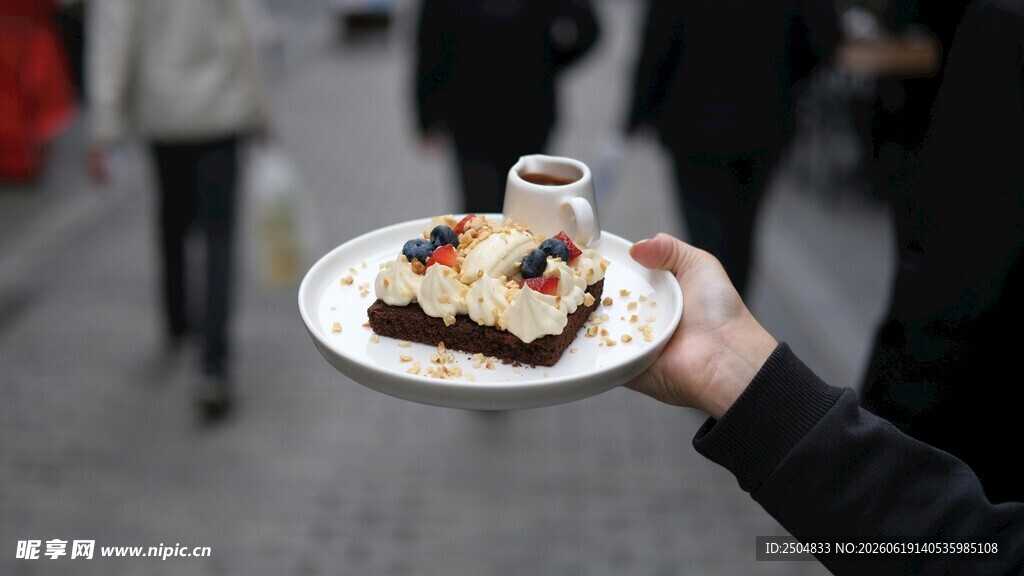 手持美味甜点的街头瞬间
