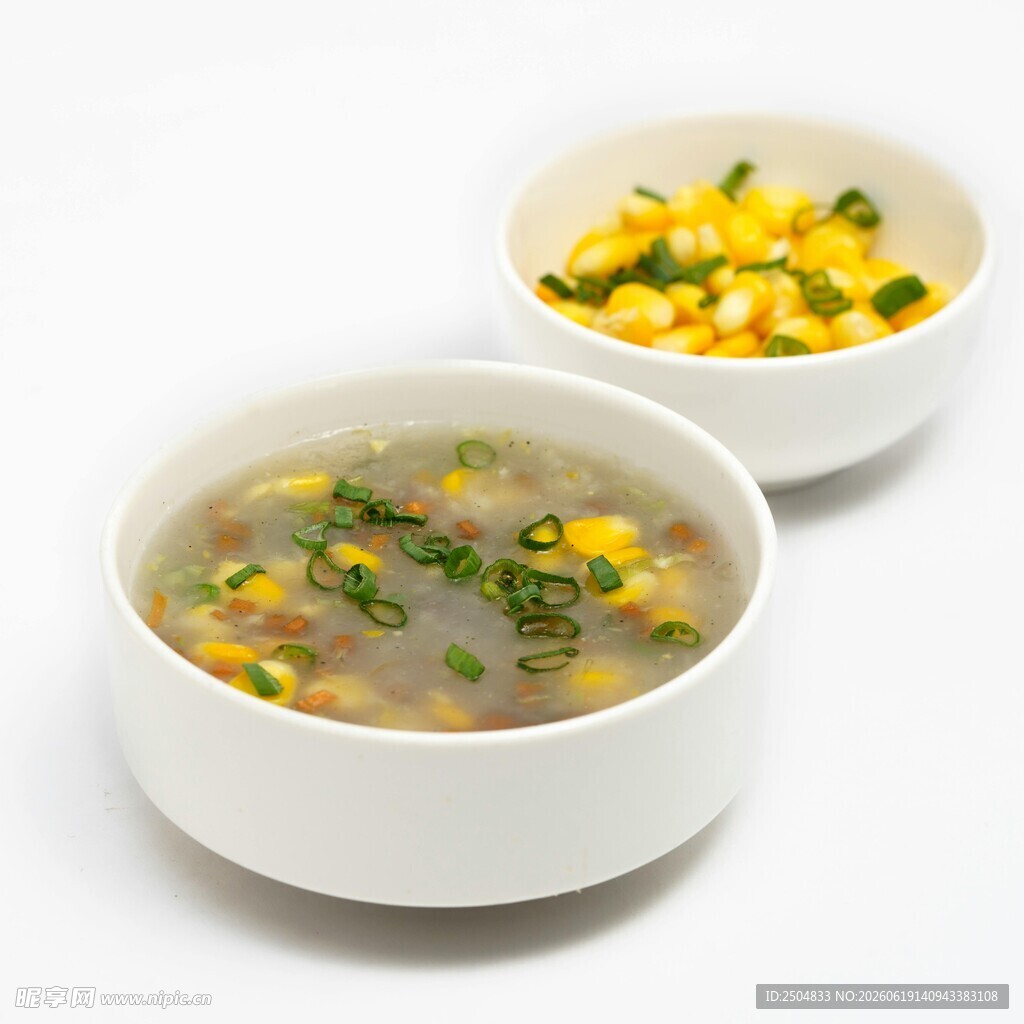 两碗美味玉米蔬菜汤