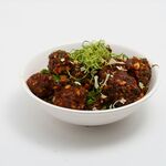 美味肉丸盛于白碗中