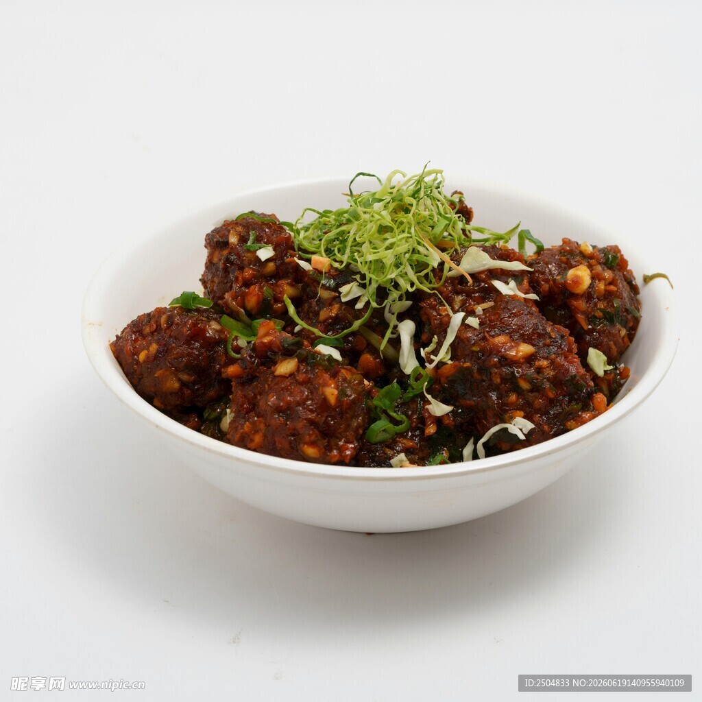 美味肉丸盛于白碗中