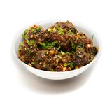 美味自制酱料盛于白碗中
