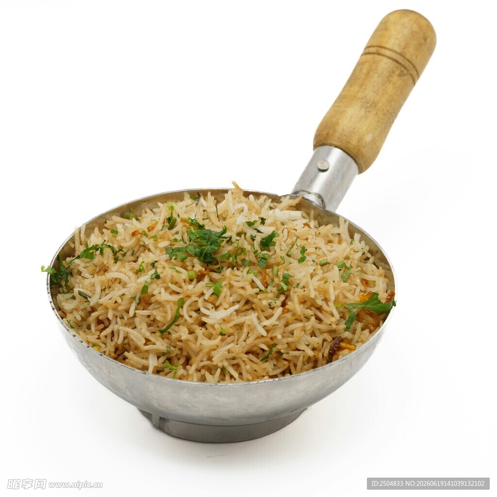 金属锅中的美味炒饭