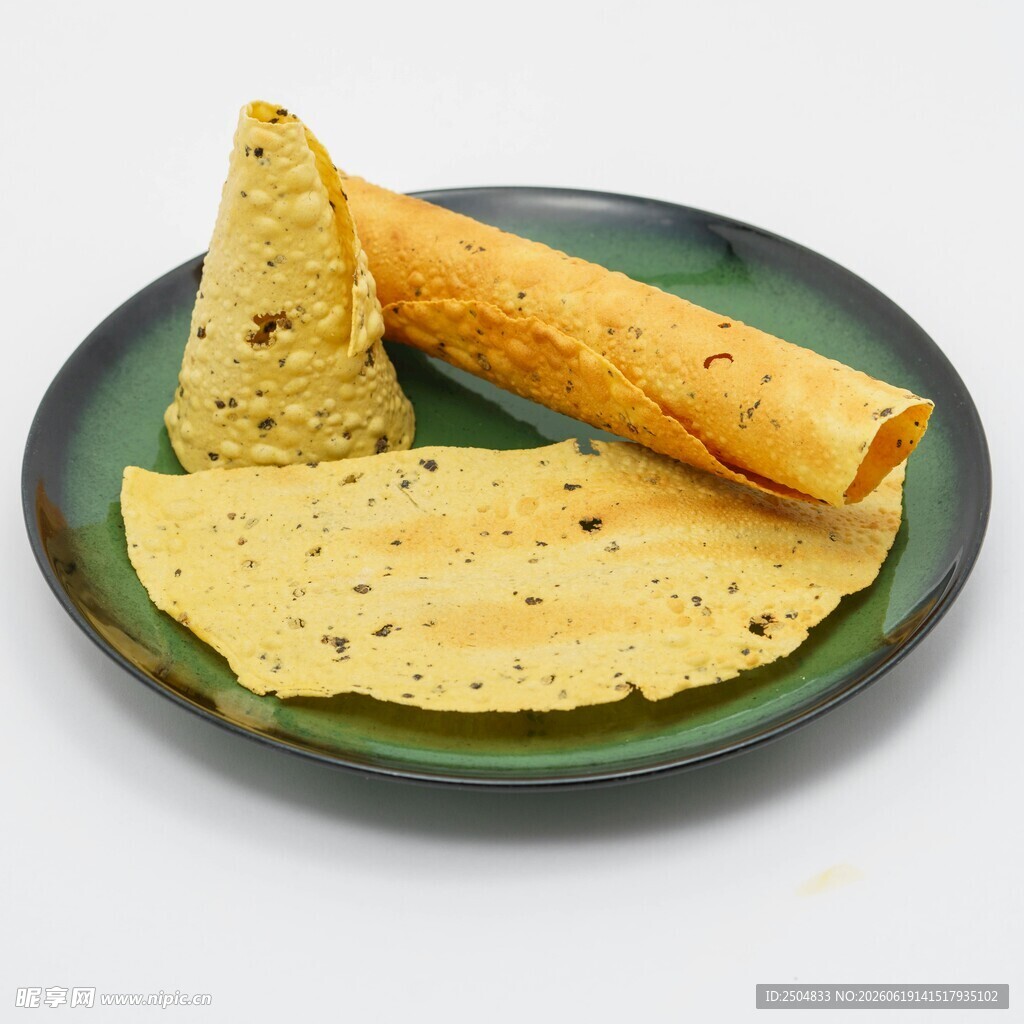 绿色盘上的美味玉米饼