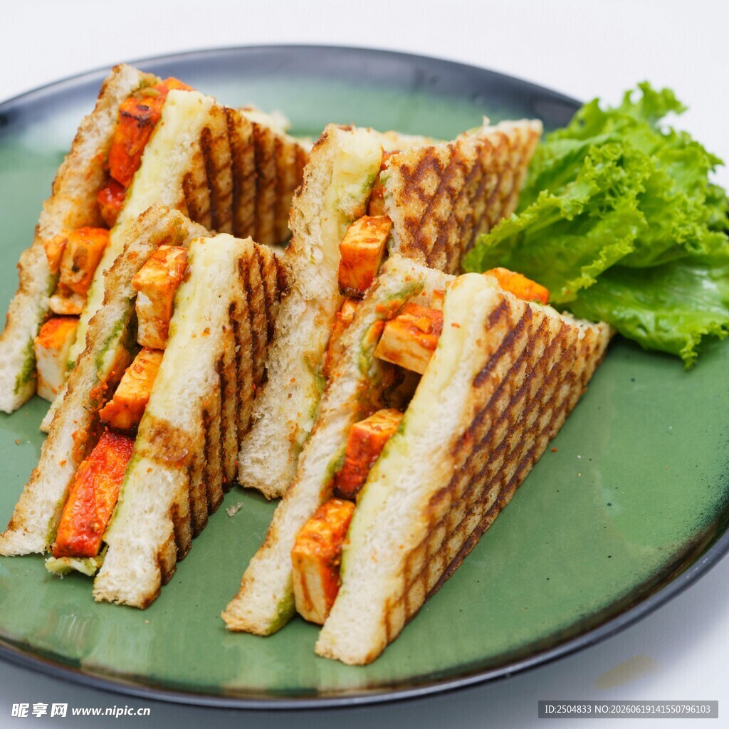 美味鸡肉三明治切片