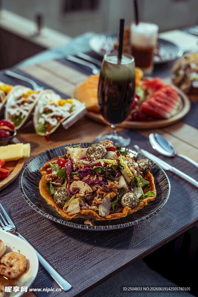 户外美味餐食诱人场景