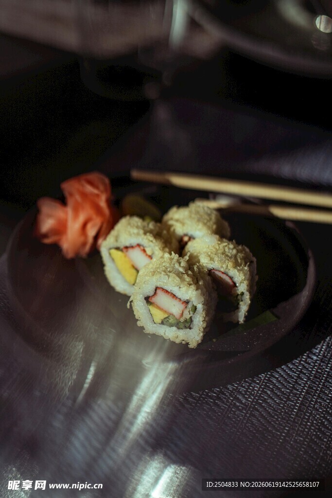 精致寿司卷与筷子摆盘