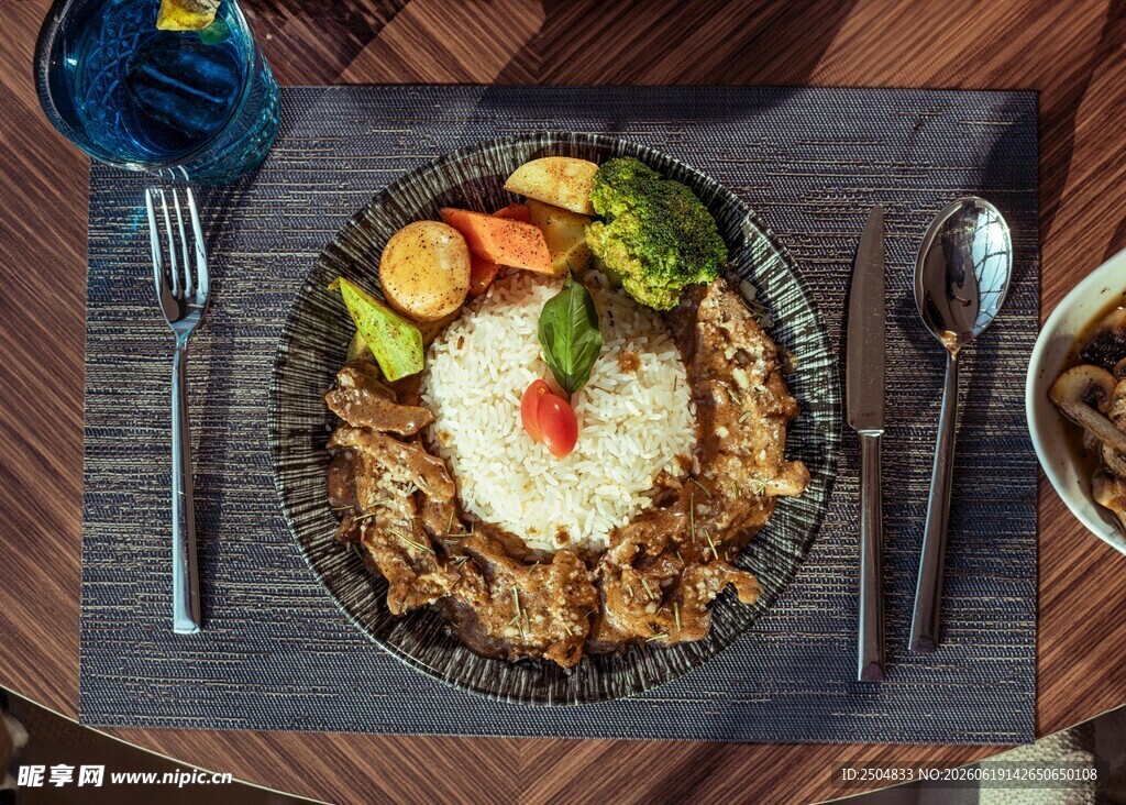 美味牛肉盖饭摆盘精致