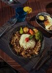 美味烤肉盖饭配清爽饮品