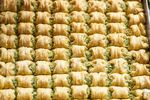 美味卷状食物整齐排列