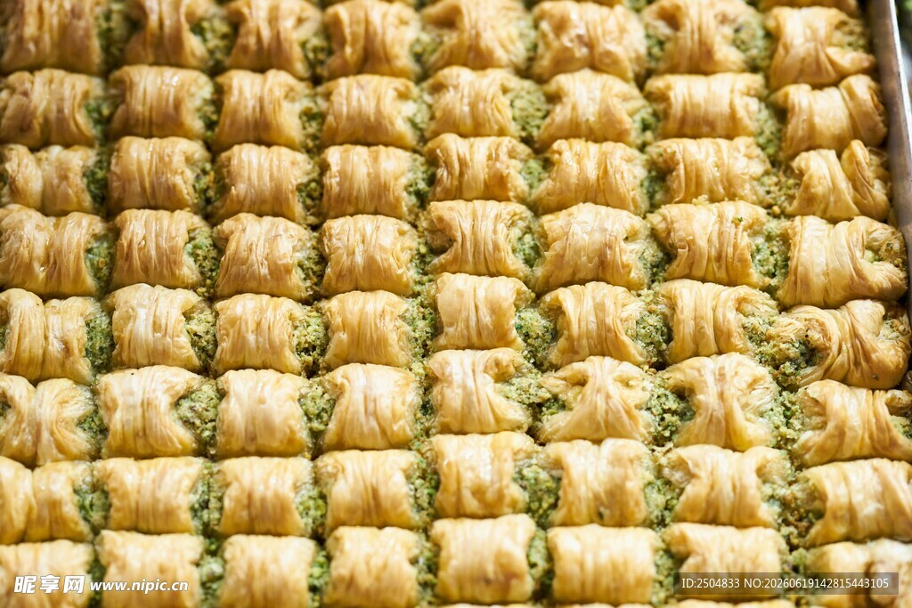 美味卷状食物整齐排列