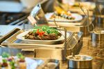 自助餐厅丰富美食陈列