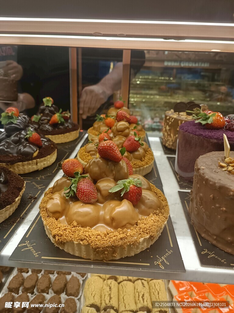 多样美味糕点陈列展示