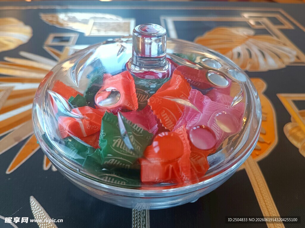玻璃罩下的多彩糖果