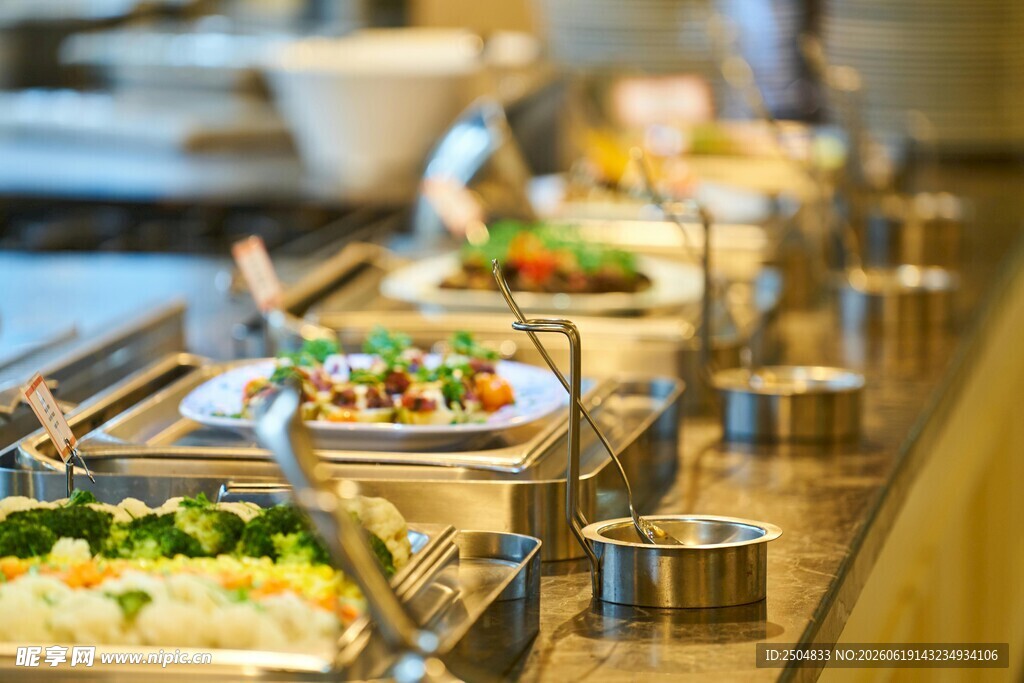 自助餐厅丰富美食陈列