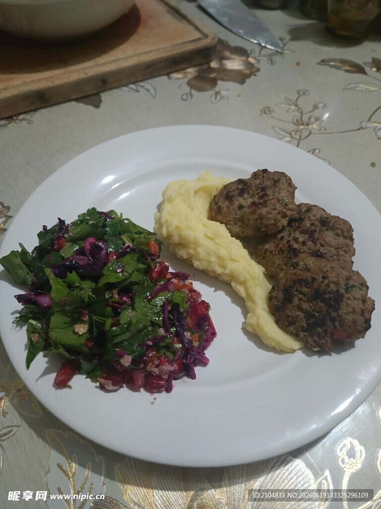 美味肉丸配蔬菜与土豆泥