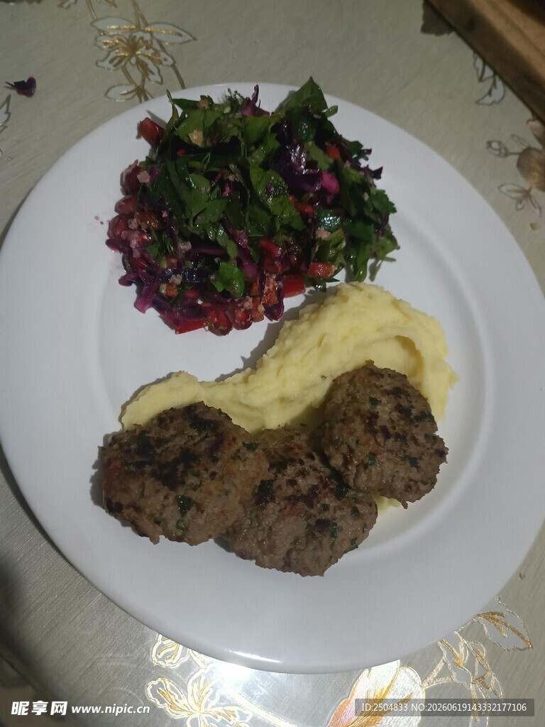 美味牛排配蔬菜与炒蛋