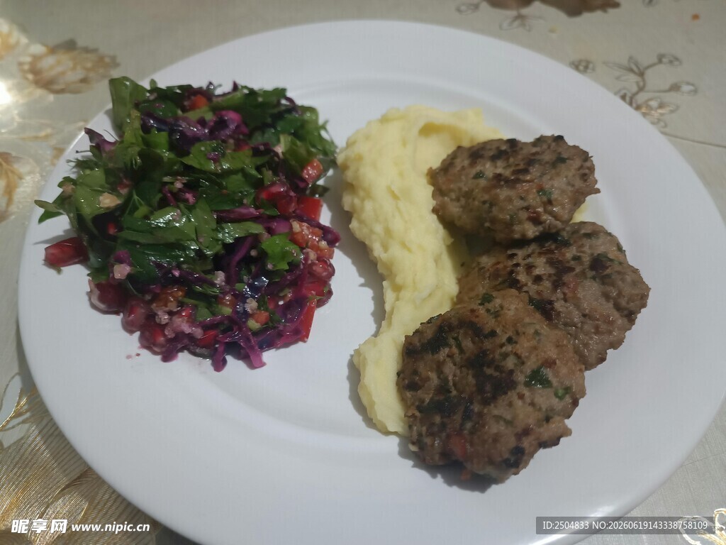 美味牛排配蔬菜土豆泥