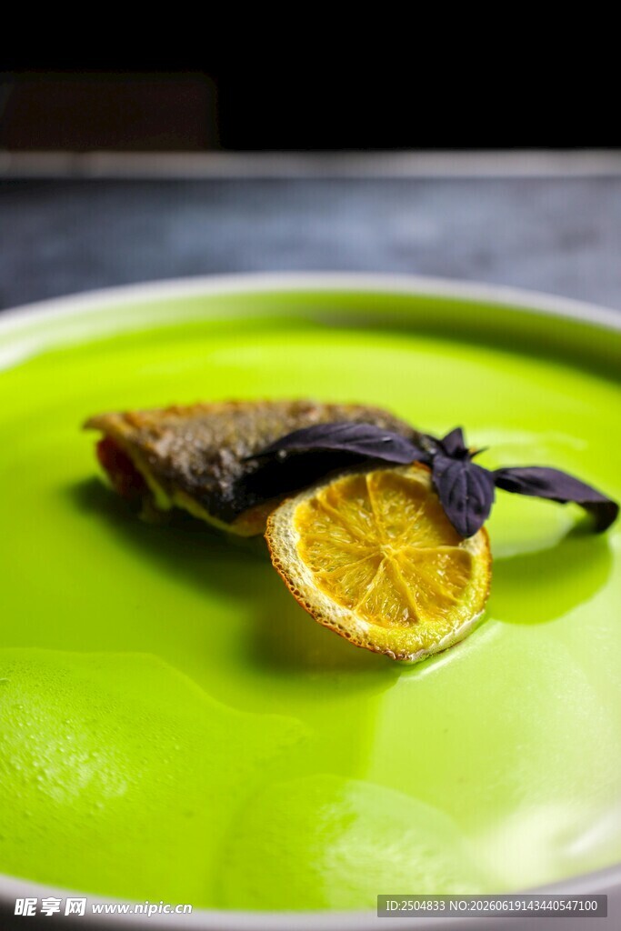 绿色盘中的美食与柠檬片