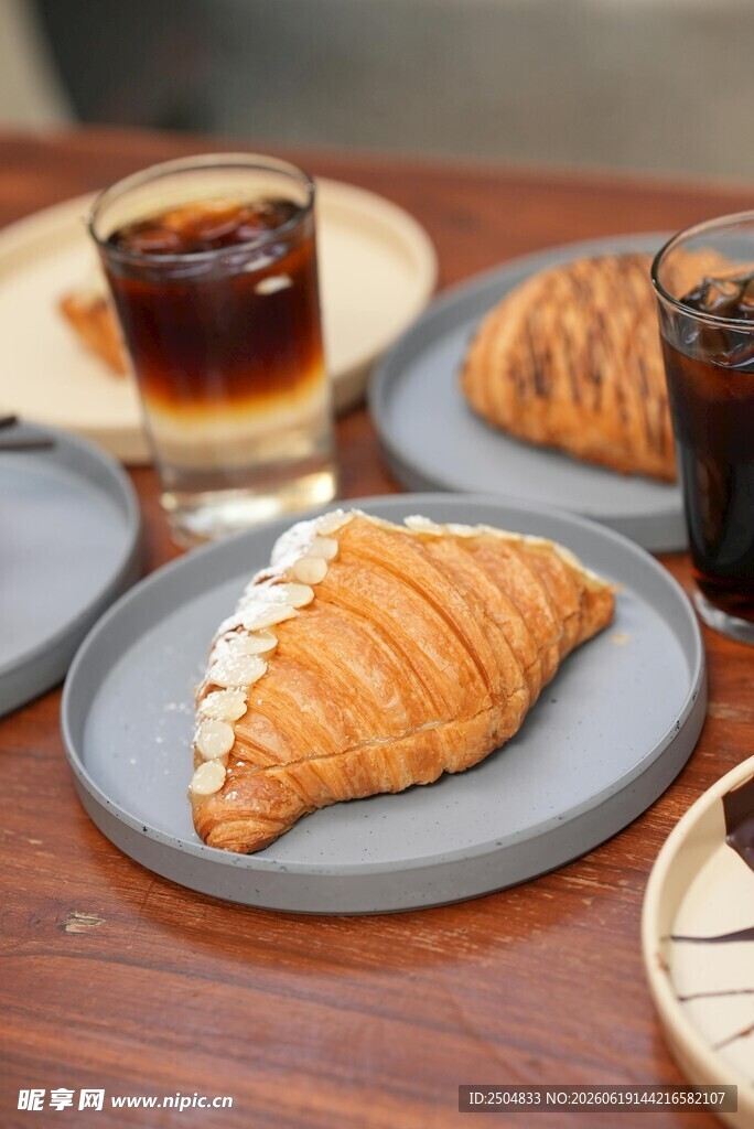 美味牛角包搭配饮品